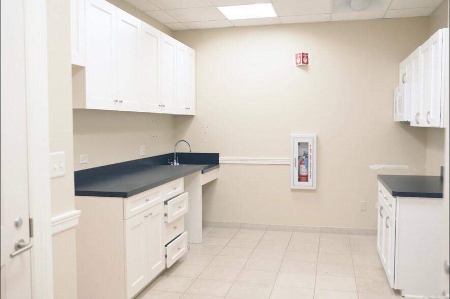 More Photos Of 1350 Lake St, Roselle Office For Lease