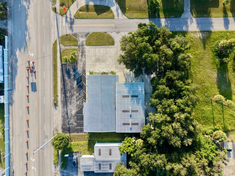 More Photos Of 715 12th St, Vero Beach Showroom For Sale
