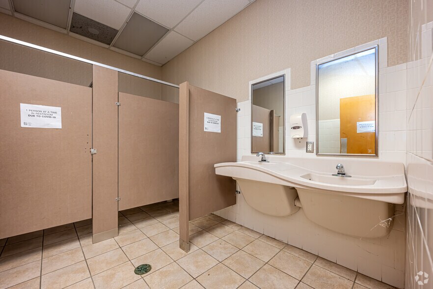 More Photos Of 1420 Hospital Rd, New Roads Storefront For Lease