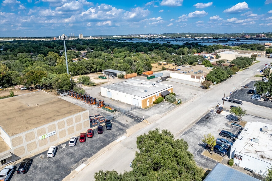 More Photos Of 4339 Centergate St, San Antonio Light Manufacturing For Lease