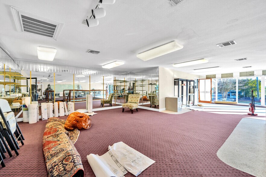 More Photos Of 639 Harbor Blvd, Destin Showroom For Lease