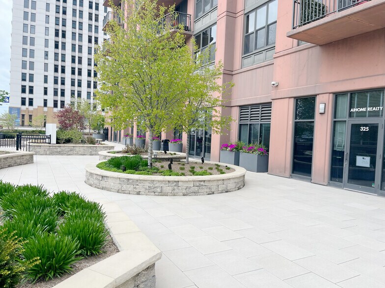 More Photos Of 325 N Desplaines St, Chicago Office For Sale