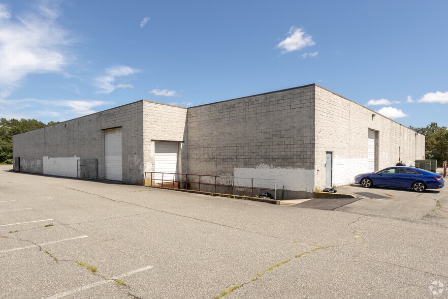 More Photos Of 990 Station Rd, Bellport Warehouse For Lease