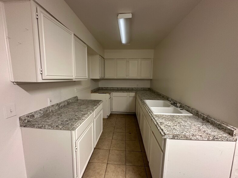 More Photos Of 6628 Crestway Dr, San Antonio Flex For Sale