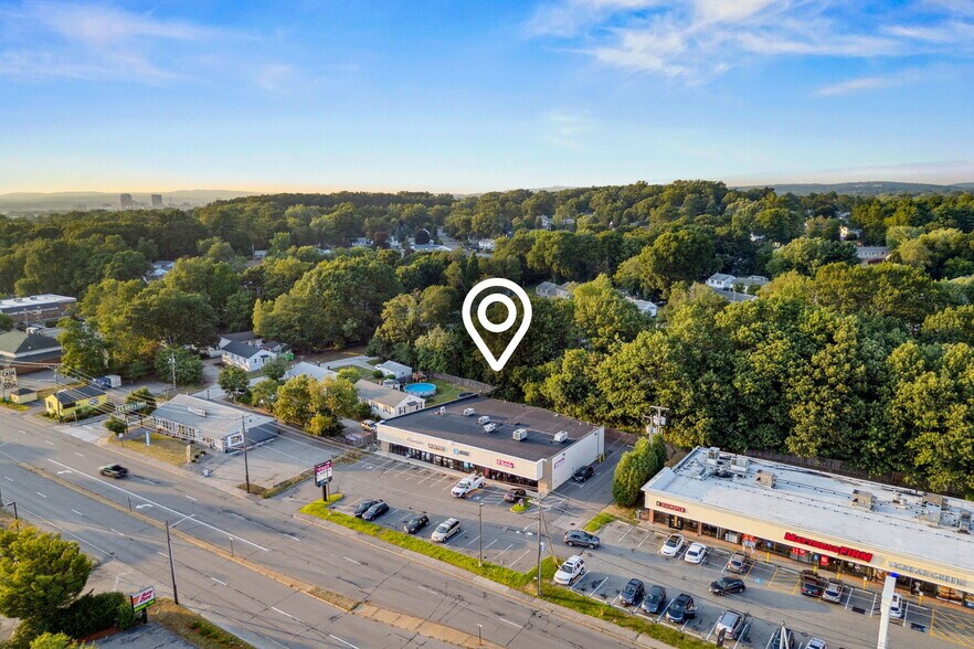 More Photos Of 902-908 S Willow St, Manchester Freestanding For Lease