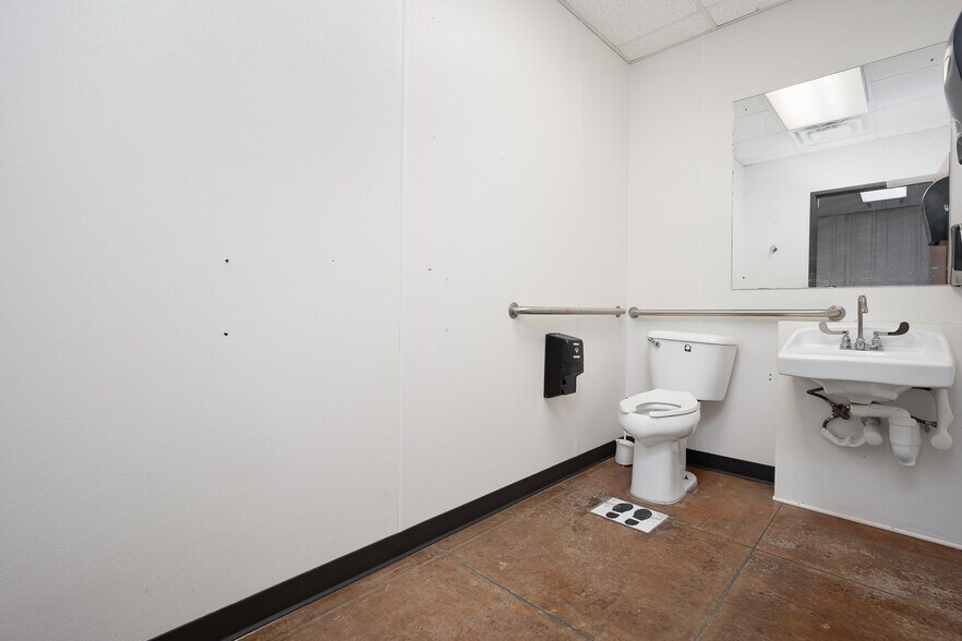 More Photos Of 1940 Harper St, Choctaw Medical For Lease
