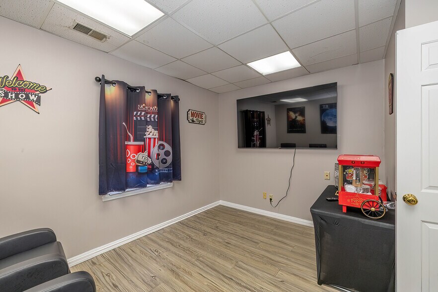 More Photos Of 1026 N Mitthoeffer Rd, Indianapolis Office For Sale