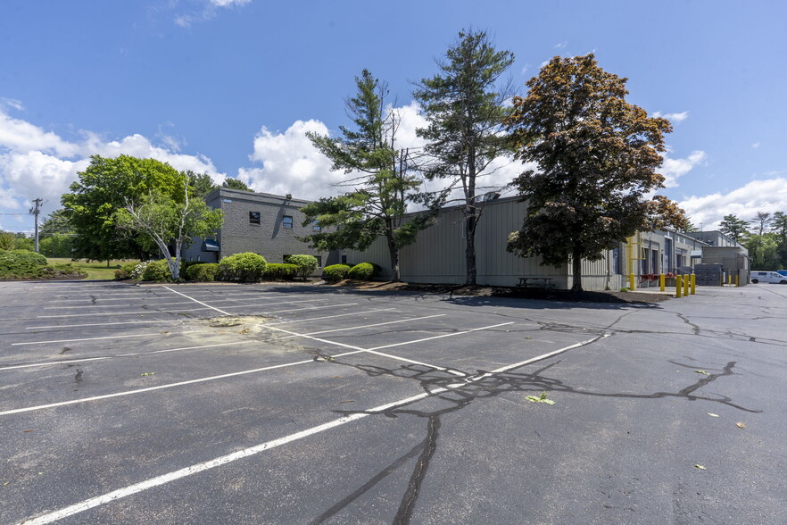 More Photos Of 645 Harvey Rd, Manchester Showroom For Lease