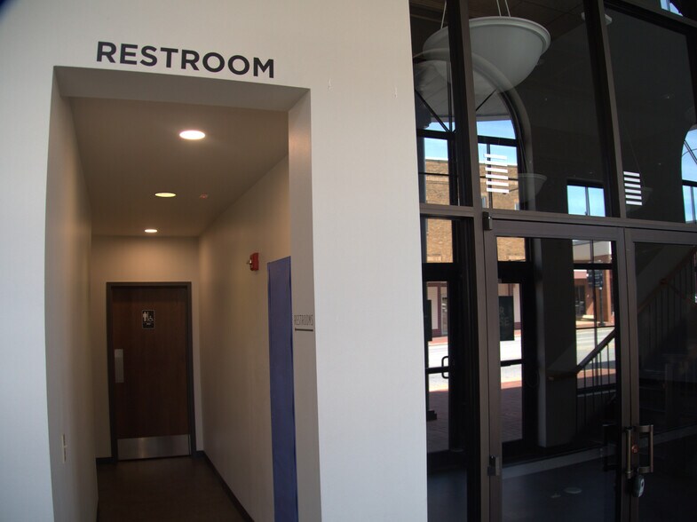 More Photos Of 117 W Central Ave, Bentonville Storefront Retail Office For Lease