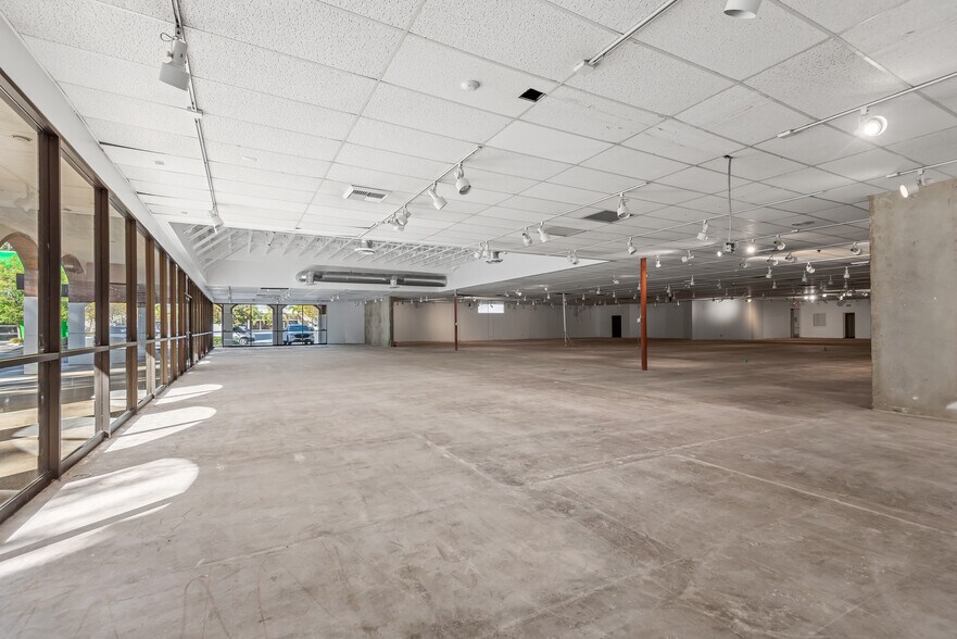 More Photos Of 21725 Erwin St, Woodland Hills Storefront Retail Office For Sale