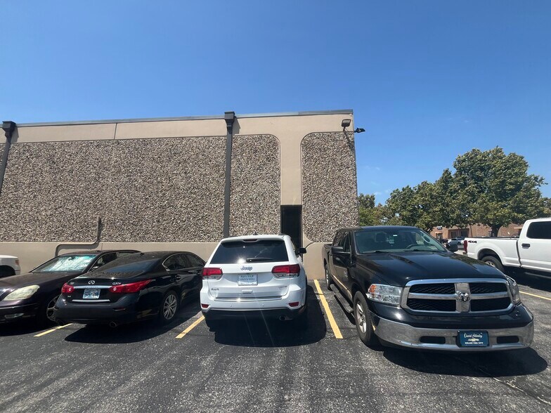 More Photos Of 4130-4150 Will Rogers Pky, Oklahoma City Warehouse For Lease