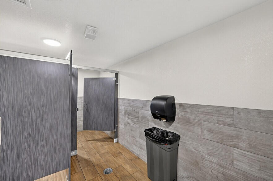 More Photos Of 1300-1340 Broadway Ave, Atwater Storefront For Lease