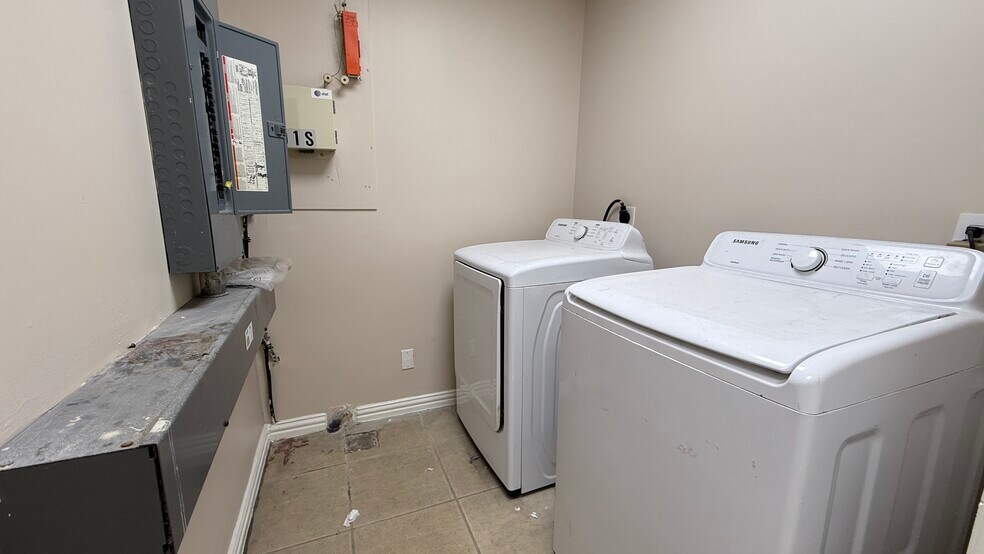 More Photos Of 5901 Schumacher Ln, Houston Office Residential For Lease