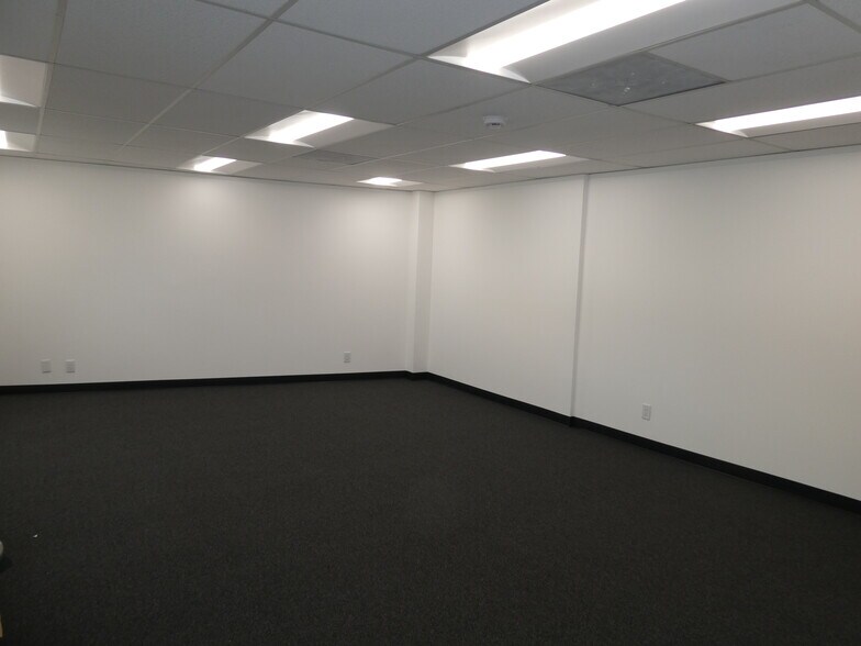 More Photos Of 3500 N San Fernando Blvd, Burbank Flex For Lease