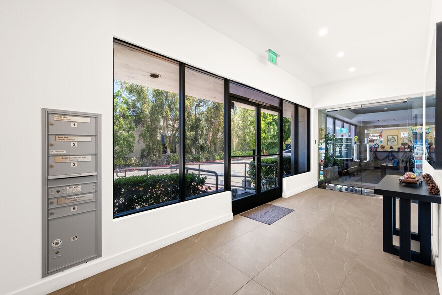 More Photos Of 24011 Ventura Blvd, Calabasas Medical For Lease