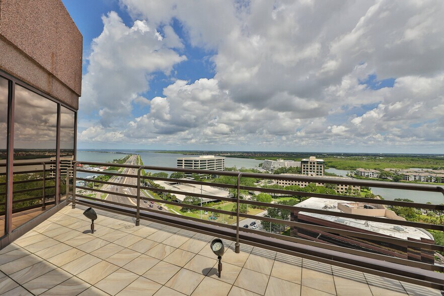 More Photos Of 7650 W Courtney Campbell Cswy, Tampa Office For Lease