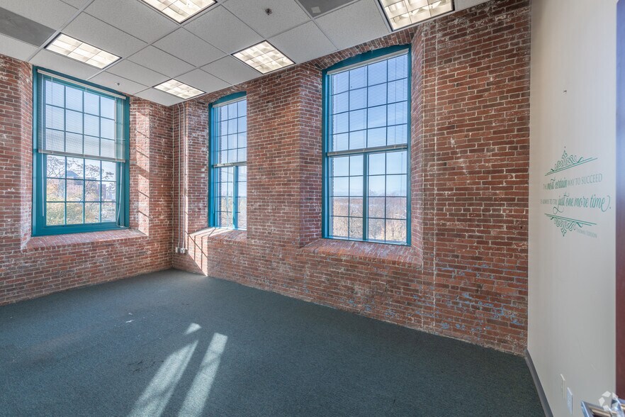 More Photos Of 1082 Davol St, Fall River Apartments For Lease