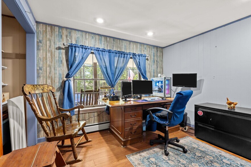 More Photos Of 25 Beacon St, Amesbury Showroom For Sale