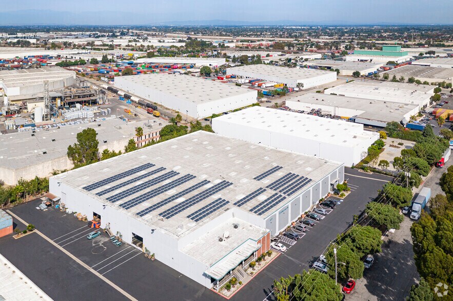 More Photos Of 2677-2679 E El Presidio St, Long Beach Warehouse For Lease