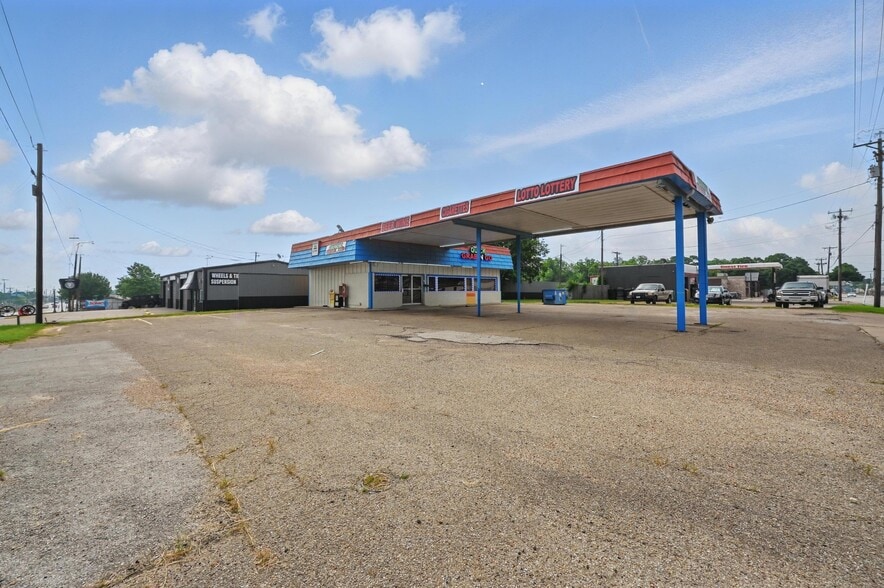 More Photos Of 100 S Kaufman St, Ennis Freestanding For Sale