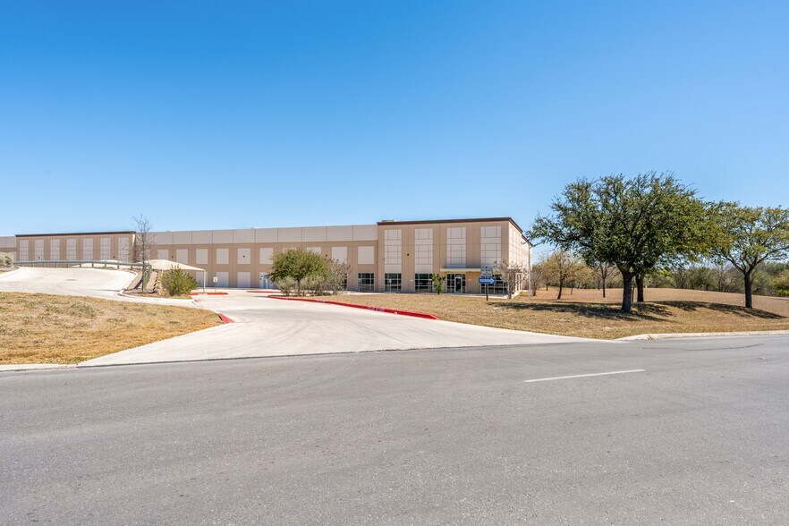 More Photos Of 1732 Universal City Blvd, Universal City Warehouse For Lease