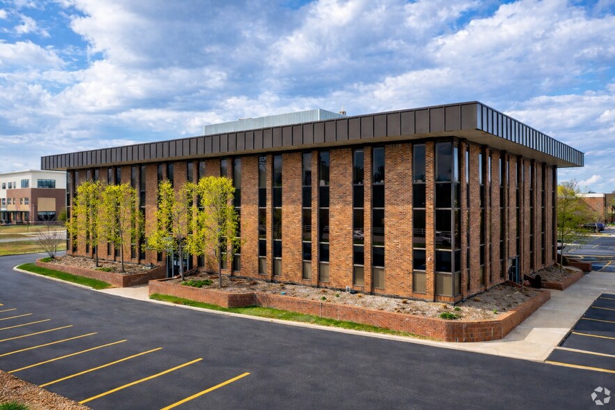 Primary Photo Of 10 W Square Lake Rd, Bloomfield Hills Medical For Lease