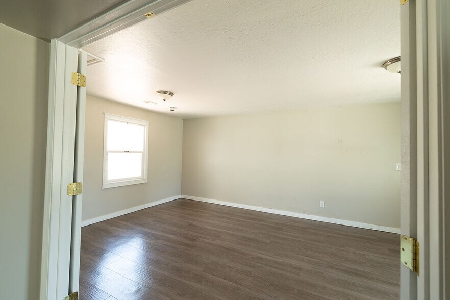 More Photos Of 6051 S 900 E, Murray General Retail For Lease