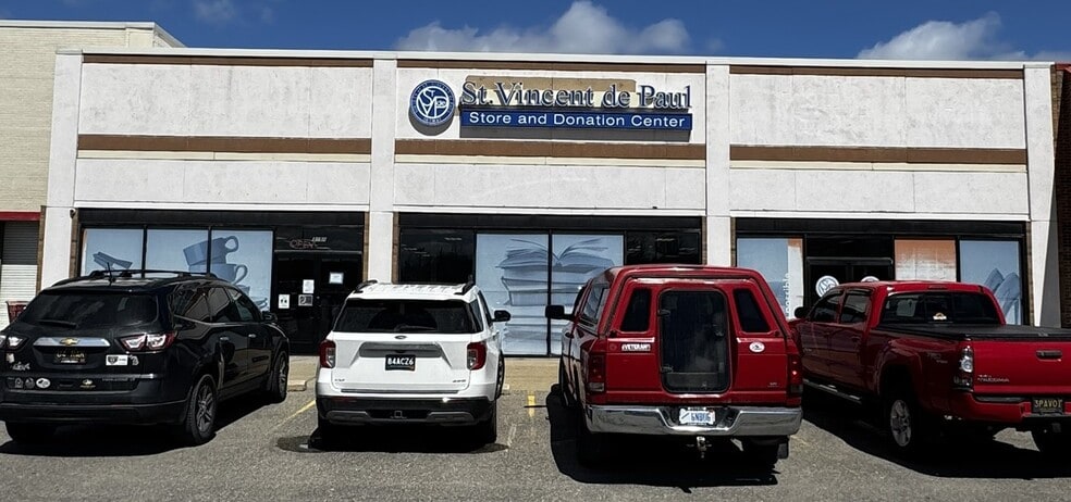 More Photos Of 3198-3280 Gratiot Ave, Marysville Freestanding For Lease