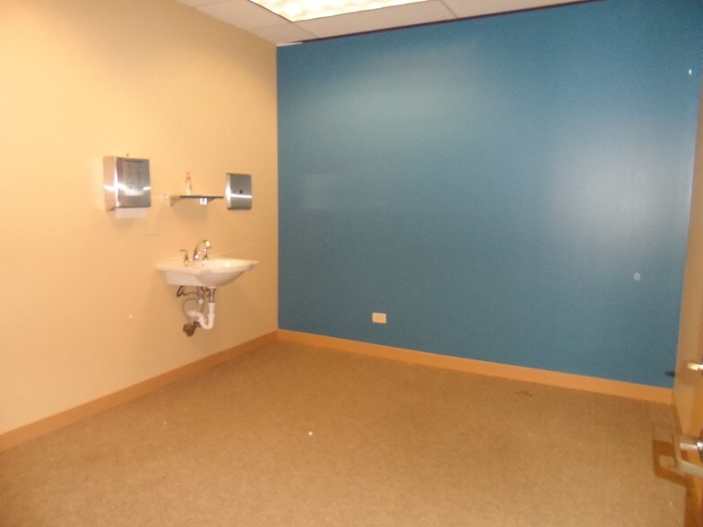 More Photos Of 935 Lakeview Pky, Vernon Hills Office For Lease