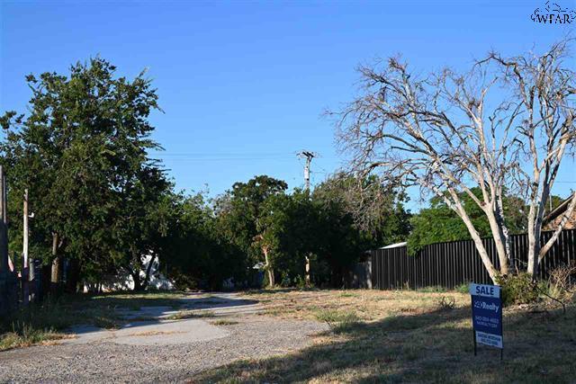 More Photos Of 200 N Burnett St, Wichita Falls Freestanding For Sale