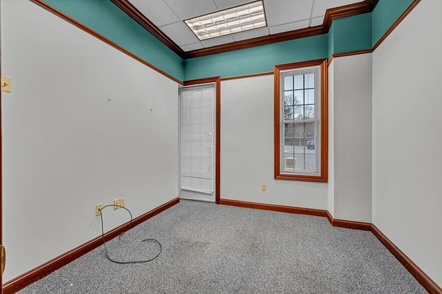 More Photos Of 11 Mile Hill Rd, Newtown Office For Lease