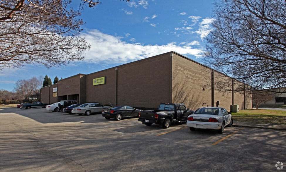 More Photos Of 2527-2537 Scott Futrell Dr, Charlotte Warehouse For Lease