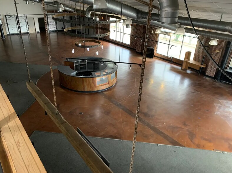 More Photos Of 2030 N Mall Dr, Alexandria Showroom For Sale