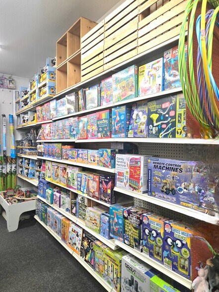 More Photos Of 242 Vineyard Haven Rd, Edgartown Storefront For Sale