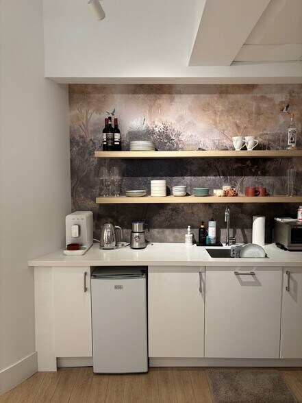 More Photos Of 354 Davenport Rd, Toronto Freestanding For Lease