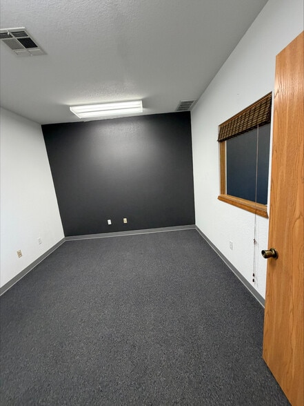More Photos Of 302 E 23rd St, Fort Scott General Retail For Lease