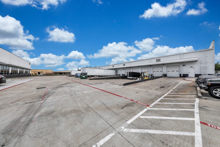 More Photos Of 1557 W Sam Houston Pky N, Houston Unknown For Lease