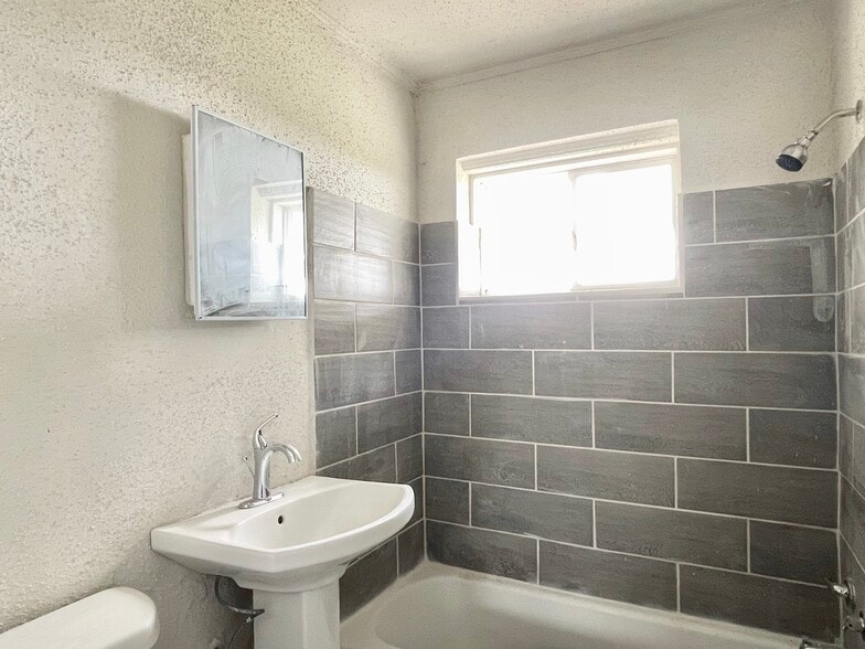 More Photos Of 826 1st St W, Birmingham Apartments For Sale