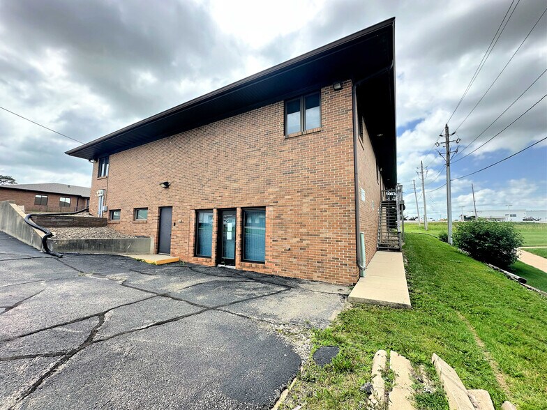 More Photos Of 305 E San Marnan Dr, Waterloo Medical For Sale