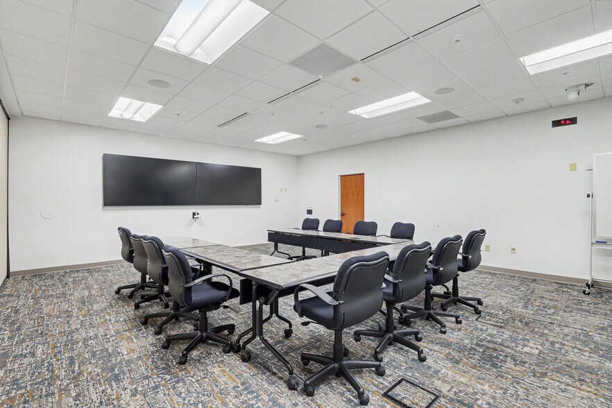 More Photos Of 2000 Heritage Way, Waverly Office For Sale
