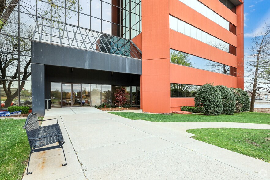 More Photos Of 5400 N Grand Blvd, Oklahoma City Office For Lease