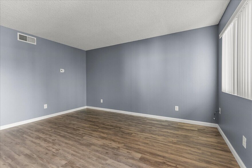 More Photos Of 915 Johnfer Way, Sacramento Apartments For Sale