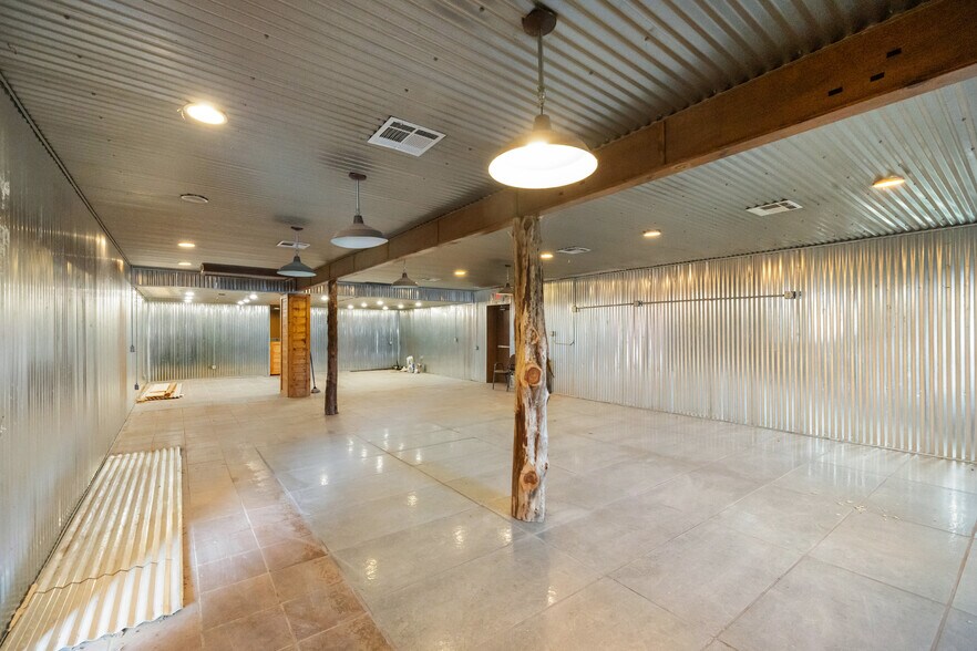 More Photos Of 605 NE Lincoln Rd, Idabel Industrial For Sale