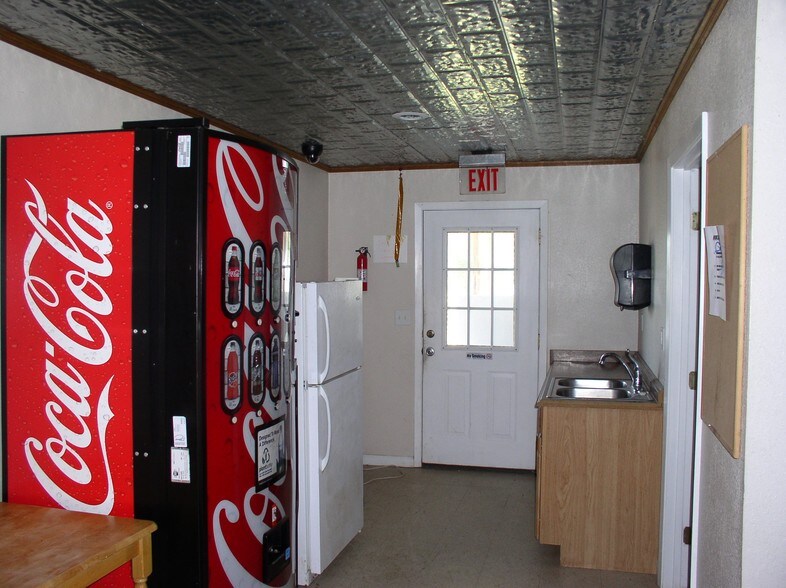 More Photos Of 1009 W Heaton St, Cuero Office For Sale