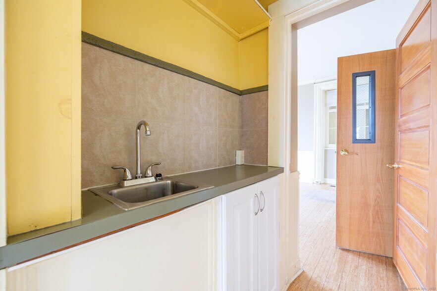 More Photos Of 11 Hayward Ave, Colchester Office For Sale