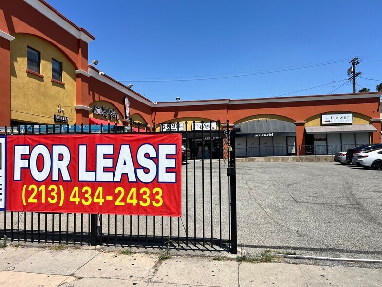 More Photos Of 210 N Western Ave, Los Angeles Storefront For Lease