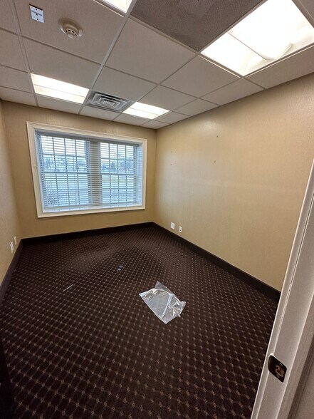 More Photos Of 25 Nassau Ln, Island Park Office For Lease