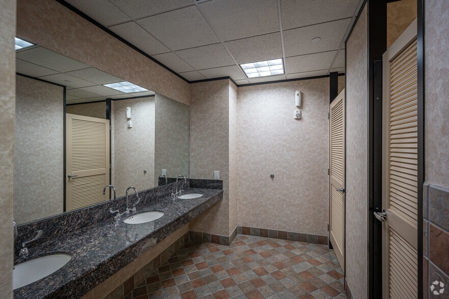 More Photos Of 11451 Katy Fwy, Houston Office For Lease