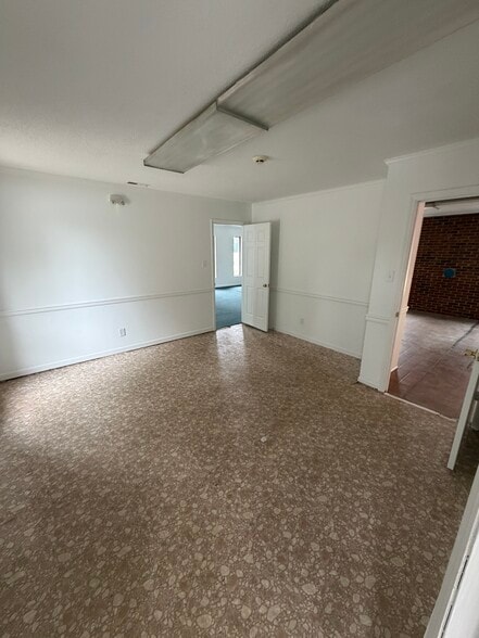 More Photos Of 914 White St E, Rock Hill Service For Lease