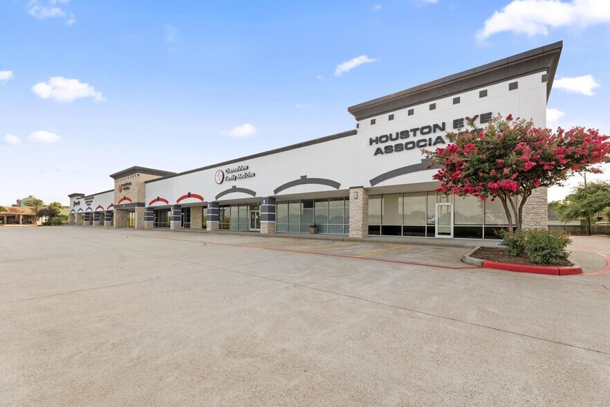 More Photos Of 5614-5650 E Sam Houston Pky N, Houston Medical For Lease